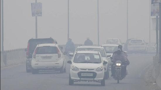 Experts say that the weather will clear by Monday, and the maximum temperature will increase to 18 degrees. (Harsimar Pal Singh/HT)