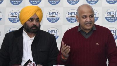 The results in Chandigarh have made it clear that people are all set to give a chance to Delhi chief minister Arvind Kejriwal’s model of development, said Delhi deputy chief minister Manish Sisodia. (HT Photo)