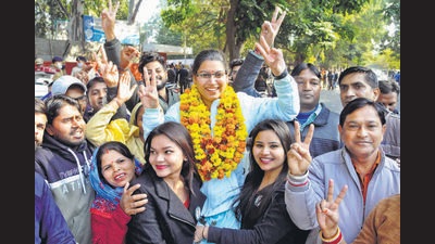 AAP candidate Neha Musawat who won from Ward 19 celebrating with party supporters in Chandigarh. (Keshav Singh/HT) AAP candidate Neha Musawat who won from Ward 19 celebrating with party supporters in Chandigarh. (Keshav Singh/HT)