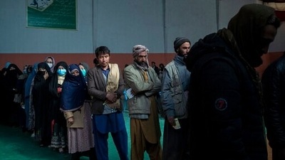 People wait in line to receive cash at a money distribution organized by the World Food Program (WFP) in Kabul, Afghanistan. (AP) People wait in line to receive cash at a money distribution organized by the World Food Program (WFP) in Kabul, Afghanistan. (AP)