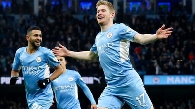 Kevin De Bruyne celebrates with Riyad Mahrez after scoring the opening goal during the English Premier League soccer match between Manchester City and Leicester City (AP) Kevin De Bruyne celebrates with Riyad Mahrez after scoring the opening goal during the English Premier League soccer match between Manchester City and Leicester City (AP)