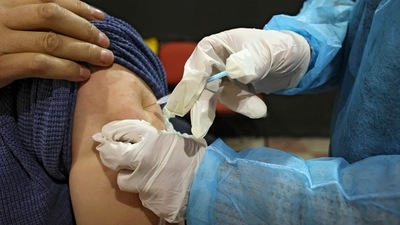 The fourth shot awaits the final approval by the Israeli health ministry's director-general Nachman Ash. (AFP) The fourth shot awaits the final approval by the Israeli health ministry's director-general Nachman Ash. (AFP)