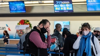 Passengers line up at John F Kennedy International Airport during the spread of the Omicron coronavirus variant in Queens, New York. The resurgence in Covid-19 infection has once again affected travel plans. (Reuters Photo)