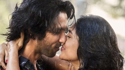 Shahid Kapoor and Mrunal Thakur are paired opposite each other in Jersey. Shahid Kapoor and Mrunal Thakur are paired opposite each other in Jersey.