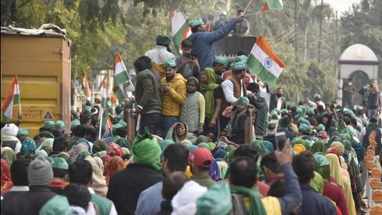 Farmers protest against land compensation and other rehabilitation benefits, in Noida on Monday. (Sunil Ghosh/HT)