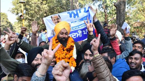 AAP heavily banked on its ‘Delhi Model’, aggressively committing to deliver on its promises. A set of 23 guarantees, which mainly comprise a number of freebies, were offered to the electorate in Chandigarh. (HT Photo)