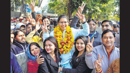 AAP candidate Neha Musawat who won from Ward 19 celebrating with party supporters in Chandigarh. (Keshav Singh/HT)