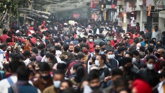 Crowded Sarojini Nagar market amid rising cases of Omicron variant of Covid-19 in New Delhi on Saturday, Dec 25, 2021. (Arun Sharma / PTI) Crowded Sarojini Nagar market amid rising cases of Omicron variant of Covid-19 in New Delhi on Saturday, Dec 25, 2021. (Arun Sharma / PTI)
