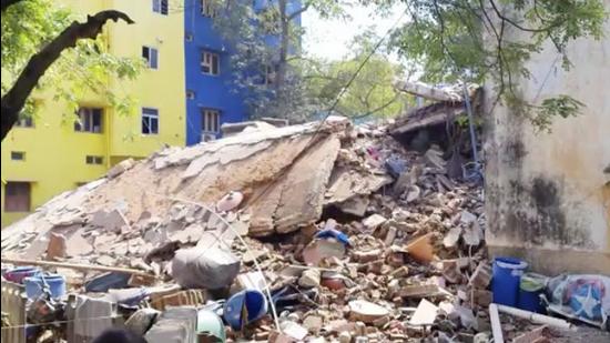 Families living in 24 houses in the building had a miraculous escape since they left their homes on Sunday night after noticing a few cracks in the building. (HT photo) Families living in 24 houses in the building had a miraculous escape since they left their homes on Sunday night after noticing a few cracks in the building. (HT photo)