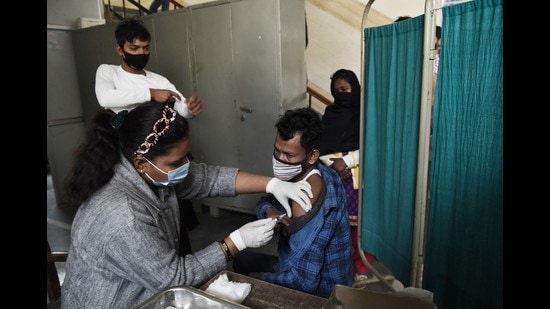 A health worker administers a dose of Covid-19 vaccine, at a UPHC in Sector 31, in Gurugram, India, on Monday. (Vipin Kumar/HT PHOTO)