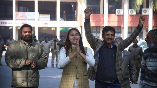 Gurbax Rawat of the Congress after winning from ward number 27 in Chandigarh on Monday. The Congress was banking heavily on anti-incumbency factor in the Chandigarh MC poll, but it was AAP that could exploit it. (HT Photo)