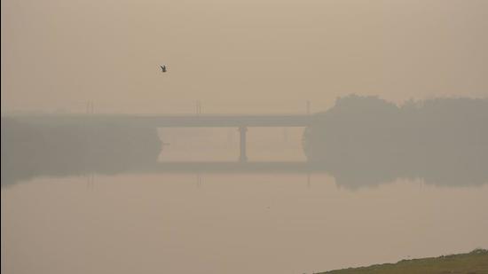 A view of a bridge engulfed in thick smog at ITO Yamuna river in New Delhi. (Amal KS/HT Photo)