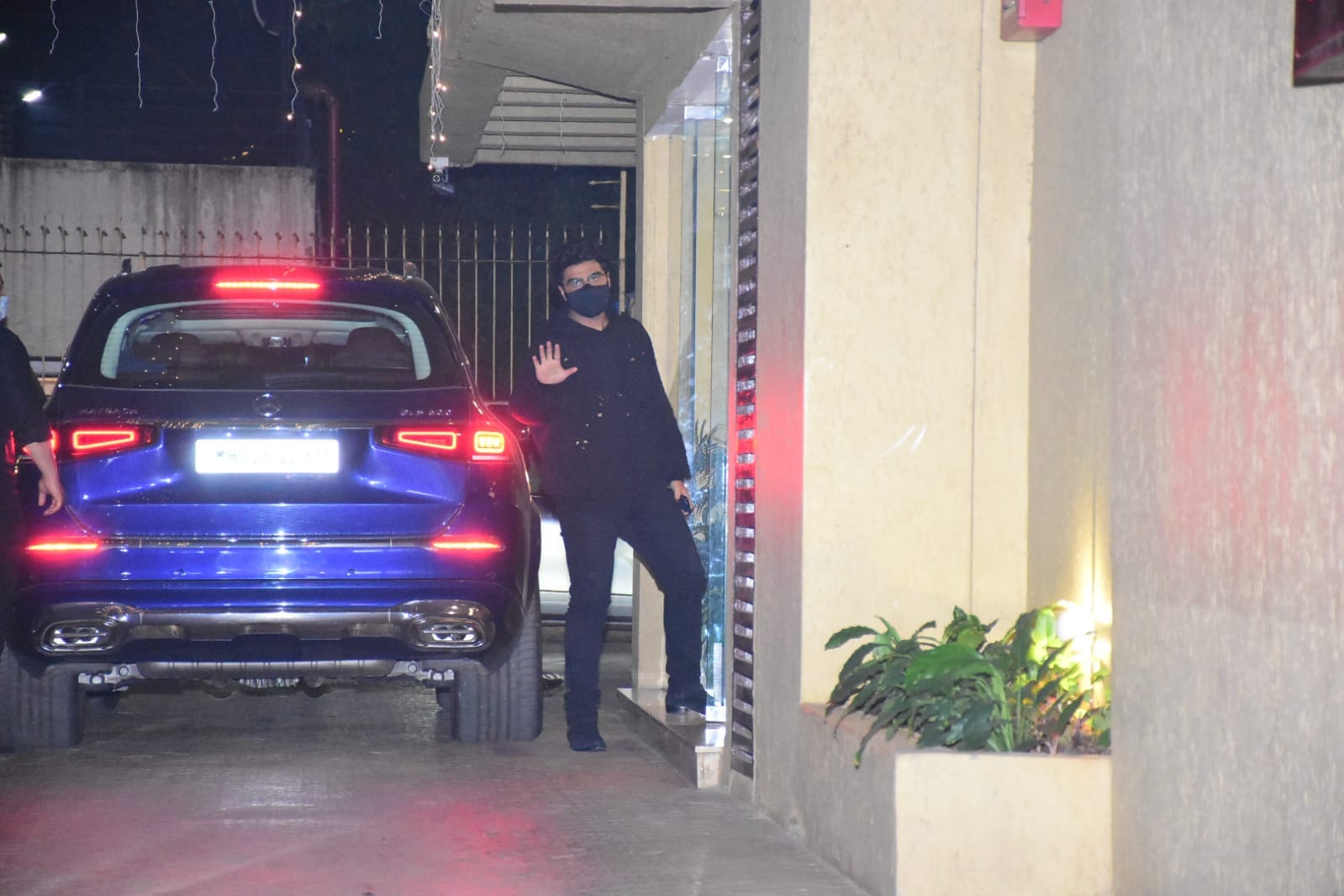 Arjun Kapoor at Karisma's house. Arjun Kapoor at Karisma's house.