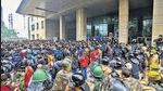 Security personnel deployed during a protest by resident doctors over the delay in NEET-PG 2021 counselling at Safdarjung hospital in New Delhi on Tuesday. (Amal KS/HT Photo) Security personnel deployed during a protest by resident doctors over the delay in NEET-PG 2021 counselling at Safdarjung hospital in New Delhi on Tuesday. (Amal KS/HT Photo)