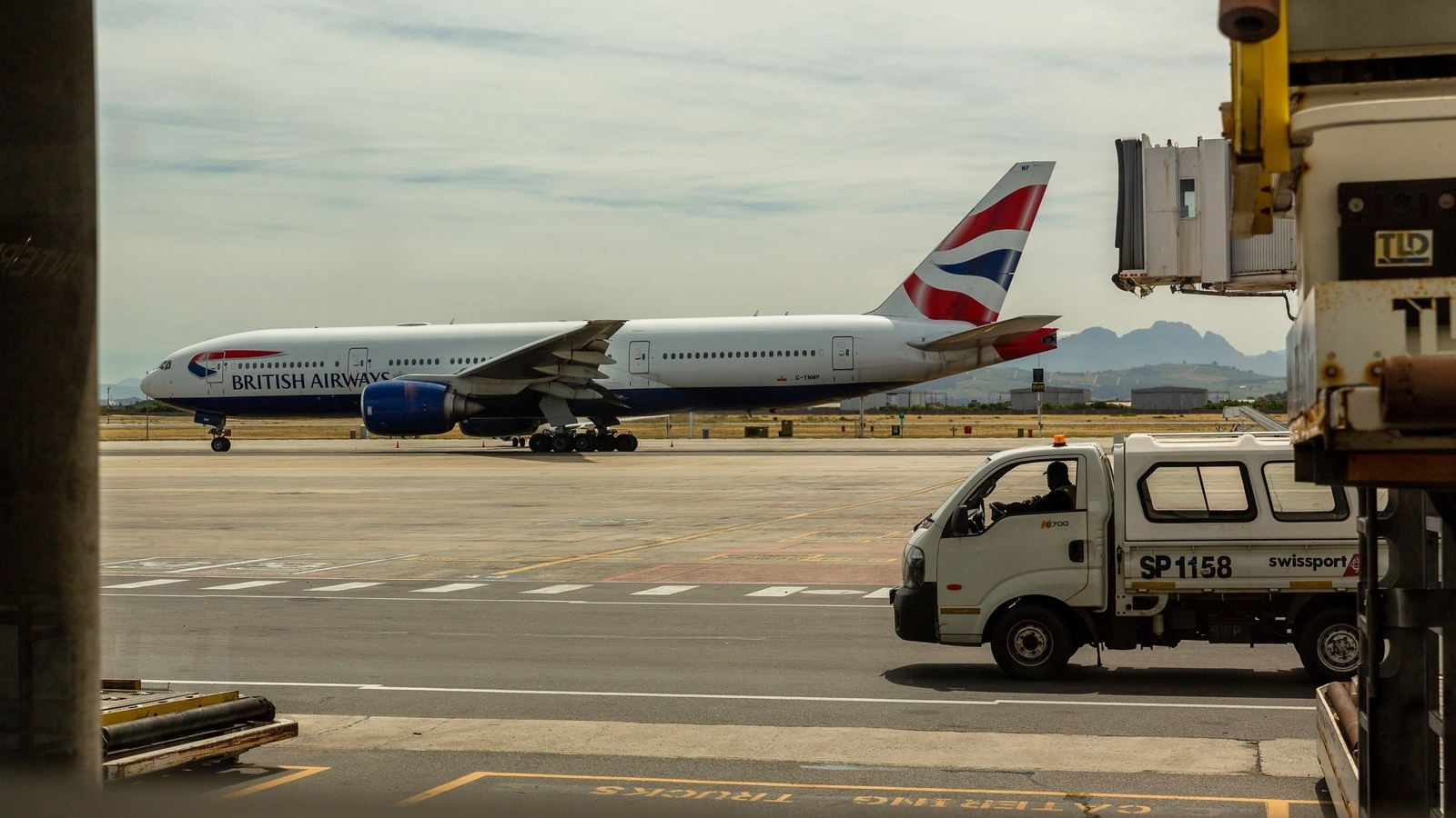 British Airways flight suffers freak accident, windscreen smashes at 35,000 feet | World News - Hindustan Times