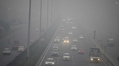 Traffic on the Delhi-Gurugram Expressway amid dense fog near IFFCO Chowk in Gurugram during the weekend. (Parveen Kumar/Hindustan Times) Traffic on the Delhi-Gurugram Expressway amid dense fog near IFFCO Chowk in Gurugram during the weekend. (Parveen Kumar/Hindustan Times)
