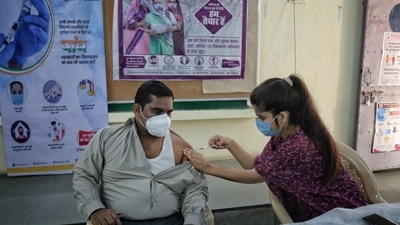 Modi said that the contribution of the healthcare professionals during the covid situation of the country is limitless. Hence, frontline covid warriors and healthcare professionals will be provided with the precaution dose from January 10, 2022. (Hindustan Times) Modi said that the contribution of the healthcare professionals during the covid situation of the country is limitless. Hence, frontline covid warriors and healthcare professionals will be provided with the precaution dose from January 10, 2022. (Hindustan Times)