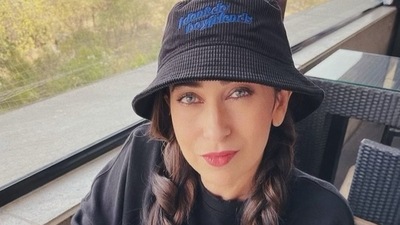 Karisma Kapoor wore a cool bucket hat in her new set of photos. Karisma Kapoor wore a cool bucket hat in her new set of photos.