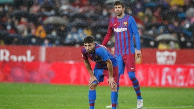Jordi Alba (left) and Gerard Pique during the match between Sevilla and Barcelona.&nbsp; (AP)