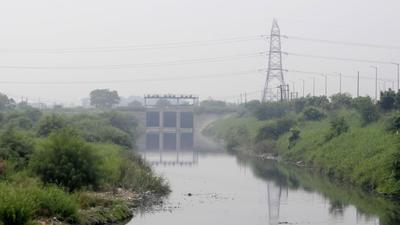 Delhi authorities have been asked to ensure that no waste water enters Noida from Kondli. (Sunil Ghosh /HT) Delhi authorities have been asked to ensure that no waste water enters Noida from Kondli. (Sunil Ghosh /HT)
