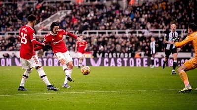 Edinson Cavani scores for Manchester United. (Getty) Edinson Cavani scores for Manchester United. (Getty)