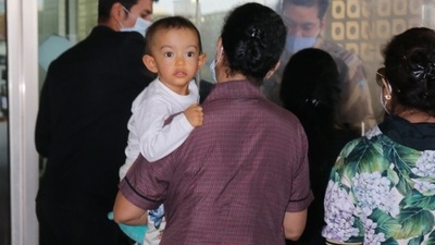 Aayush Sharma and Arpita Khan's daughter Ayat was seen at the Mumbai airport. She turned two on December 27 and shares her birthday with uncle Salman Khan, who turned 56. (Varinder Chawla) Aayush Sharma and Arpita Khan's daughter Ayat was seen at the Mumbai airport. She turned two on December 27 and shares her birthday with uncle Salman Khan, who turned 56. (Varinder Chawla)