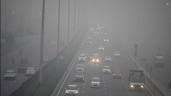 Traffic on the Delhi-Gurugram Expressway amid dense fog near IFFCO Chowk in Gurugram during the weekend. (Parveen Kumar/Hindustan Times)
