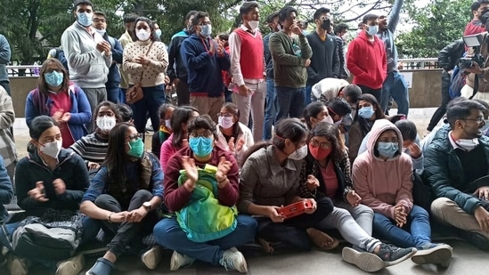 Resident Doctors of Safdarjung Hospital during a protest against the delays in the National Eligibility Entrance Test (NEET) Postgraduate Counselling 2021, in New Delhi on Tuesday.(ANI Photo)