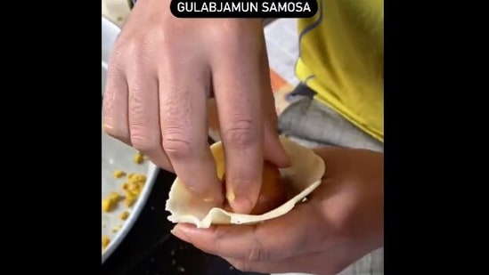 The image shows an individual putting a gulab jamum as a samosa filling.(Twitter/@Mirage_gurrl)