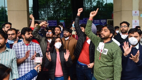 Doctors raise slogans during their protest over the delay in NEET-PG 2021 counselling, at the Safdarjung hospital in New Delhi, Tuesday.(PTI)
