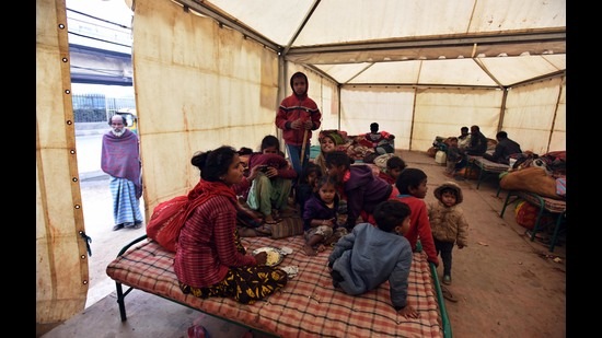 At a homeless shelter in Sarai Kale Khan on Tuesday. (Raj K Raj/Hindustan Times)