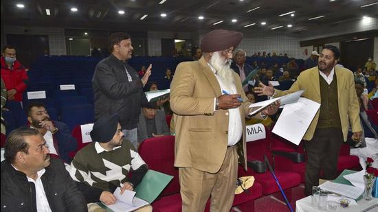 Councillors from different wards arguing each others during the MC’s general House meeting at Guru Nanak Bhawan in Ludhiana on Tuesday. (Gurpreet Singh/Hindustan Times)