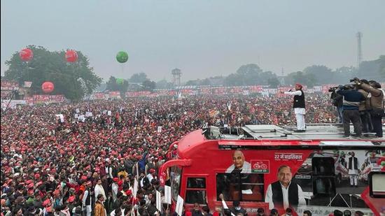 UP elections 2022: Samajwadi Party chief Akhilesh Yadav accused the government of running away from its responsibility and leaving people to die during the peak of the Covid-19 pandemic (Twitter/@yadavakhilesh) UP elections 2022: Samajwadi Party chief Akhilesh Yadav accused the government of running away from its responsibility and leaving people to die during the peak of the Covid-19 pandemic (Twitter/@yadavakhilesh)