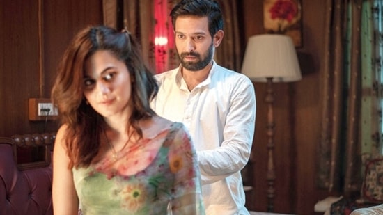 Taapsee Pannu and Vikrant Massey in a still from Haseen Dillruba.&nbsp;