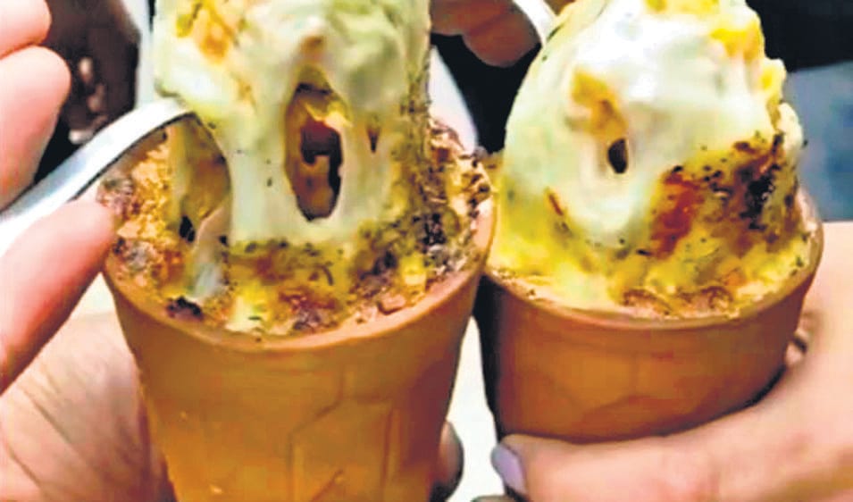 Kulhad-baked cheesy momos made by a Delhi-based street vendor in Krishna Nagar broke the internet. Kulhad-baked cheesy momos made by a Delhi-based street vendor in Krishna Nagar broke the internet.