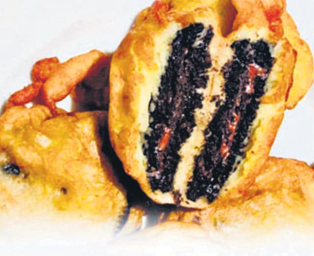 Ahmedabad-based street vendor came up with Oreo Pakodas this year Ahmedabad-based street vendor came up with Oreo Pakodas this year
