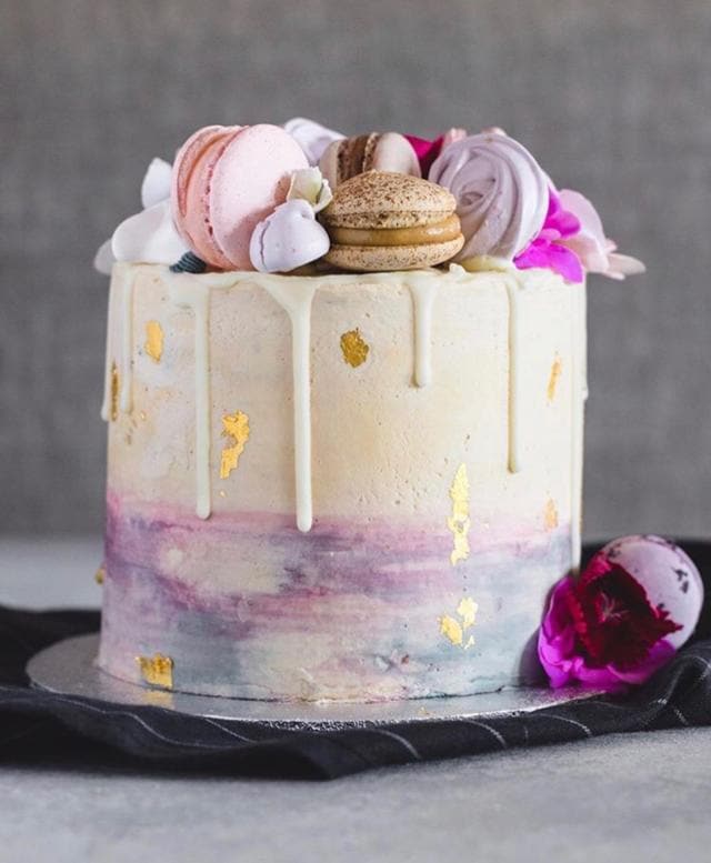 Macaron cakes could either be giant macarons turned into cakes or a number of macarons placed on top of a cake that has fondant, cheese, sponge or biscuit as its base. (Shutterstock) Macaron cakes could either be giant macarons turned into cakes or a number of macarons placed on top of a cake that has fondant, cheese, sponge or biscuit as its base. (Shutterstock)