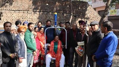 Ludhiana Central Surinder Kumar Dawar inaugurated an open gym in Ward Number 53 on December 29, 2021. Councillor Pinky Bansal and Gurmukh Mitthu were present on the occasion. (HT Photo)