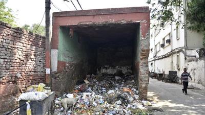 The municipal body has, so far, closed 246 dhalaos, and will shut down 100 more soon. Since the space required to store municipal waste is drastically reduced due to compaction, each compactor is able to replace three or four dhalaos. (Representational image/HT Archive) The municipal body has, so far, closed 246 dhalaos, and will shut down 100 more soon. Since the space required to store municipal waste is drastically reduced due to compaction, each compactor is able to replace three or four dhalaos. (Representational image/HT Archive)