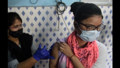 A health worker administers Covid-19 vaccine to a beneficiary at Chembur Vaccination center in Mumbai on Wednesday. (Satish Bate/HT Photo) A health worker administers Covid-19 vaccine to a beneficiary at Chembur Vaccination center in Mumbai on Wednesday. (Satish Bate/HT Photo)