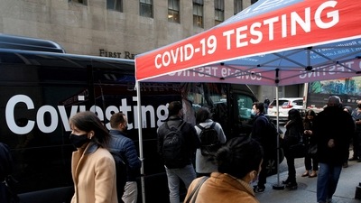 People wait in line to take coronavirus disease tests at pop-up testing site in New York. (Reuters Photo)