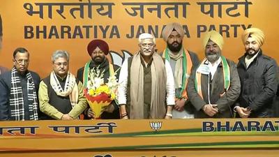 Shiromani Akali Dal former MLA Jagdeep Singh Nakai (second from right) after joining the BJP in New Delhi on Wednesday. He was inducted into the party fold by Union minister and BJP Punjab affairs in-charge Gajendra Shekhawat (centre). (HT Photo)