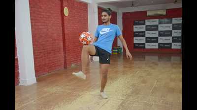 Lucknow lad balances football on knee, sets a world record (sourced)