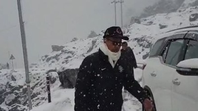 Kiren Rijiju recently shared a video where he could be seen helping a car stuck amid heavy snowfall.&nbsp;