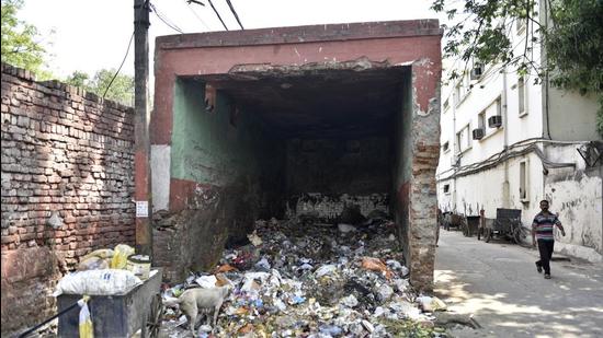 The municipal body has, so far, closed 246 dhalaos, and will shut down 100 more soon. Since the space required to store municipal waste is drastically reduced due to compaction, each compactor is able to replace three or four dhalaos. (Representational image/HT Archive)