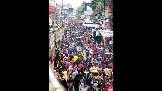 People flout COVID-19 appropriate behaviour as they throng at Weekly Nishatganj market amid the surge in Omicron cases, in Lucknow on Wednesday. (Naeem Ansari)