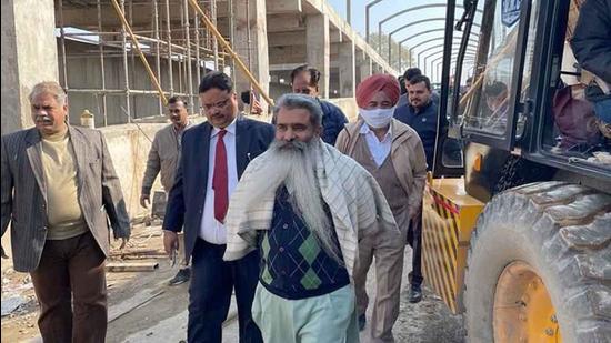 Cabinet minister Bharat Bhushan Ashu inspecting the ongoing works of Pakhowal road RUB project. which is ready for its trail run, along with Mayor Balkar Sandhu and MC Commissioner Pardeep Sabharwal in Ludhiana on December 29, 2021. (HT PHOTO)