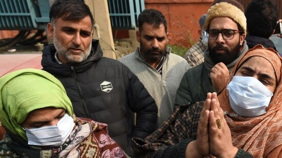 Relatives of Mudasir Gul, one of the civilians killed in the Hyderpora encounter, protest against the deaths.&nbsp;(HT file photo)