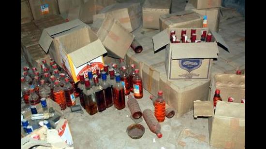 According to excise officials, the ethanol seized in Mohali could be used to produce 1.1 lakh bottles of countrymade liquor. (HT File)