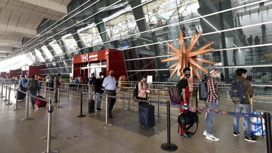 According to existing guidelines as shared by the Union health ministry, travellers from “at-risk” countries who test negative for coronavirus at the airport have to mandatorily undergo home quarantine for seven days. (Sanjeev Verma/HT Archive)(HT_PRINT)